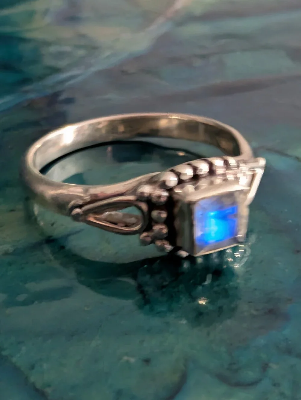 🆕 Amazing Blue Flash Sterling Silver Rainbow Moonstone Square-Cut Ring Size 6.5